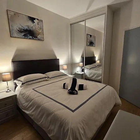 Apartament Charming 2 Bedroom Hideaway In Town *