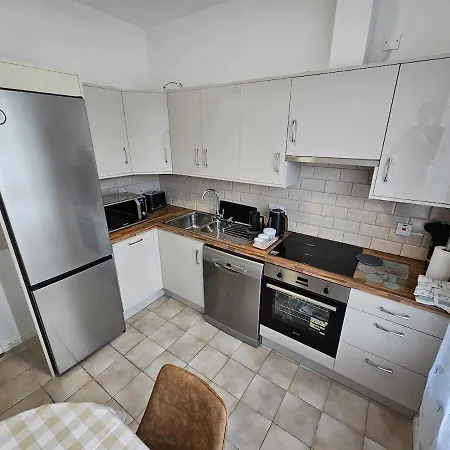Apartament Charming 2 Bedroom Hideaway In Town *
